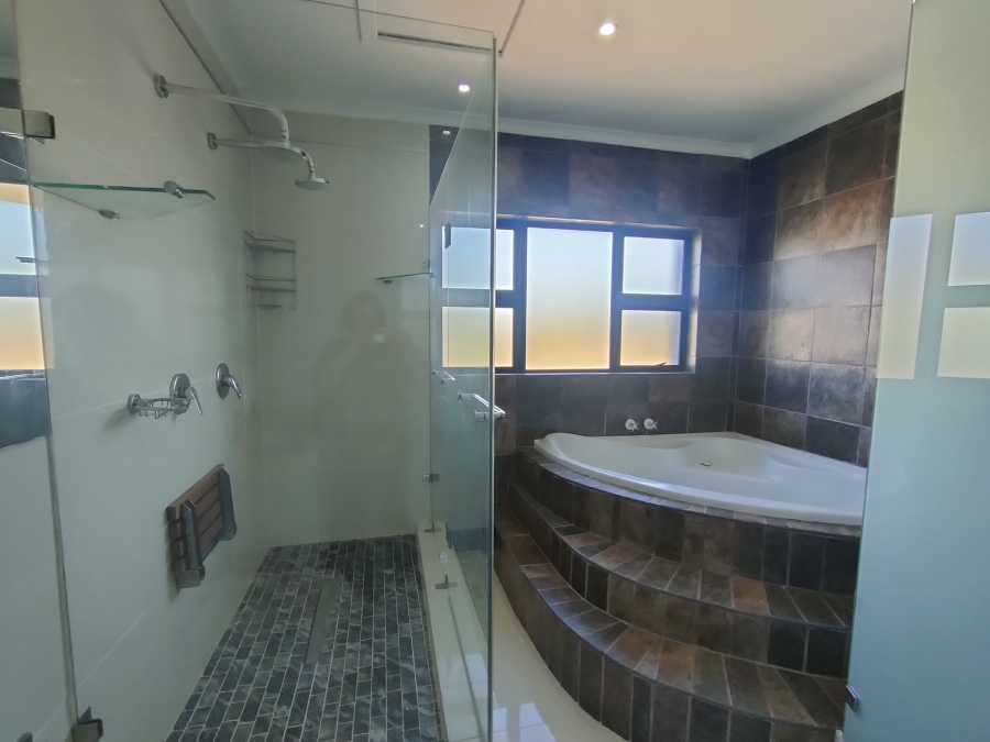 8 Bedroom Property for Sale in Wavecrest Eastern Cape